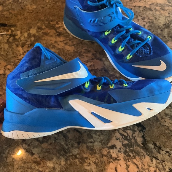 Lebron high top Basketball shoes - Picture 2 of 3